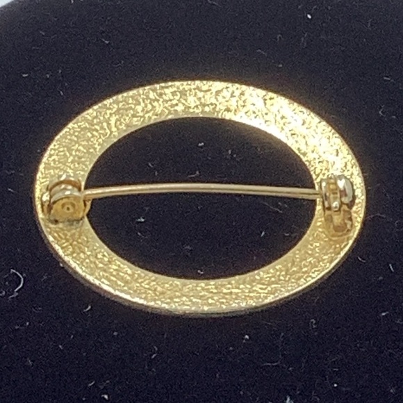 Gold-tone Patterned Circle Pin - Picture 7 of 7
